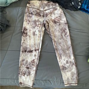 Women XL Gymshark Elevate Leggings in a brown tye dye print